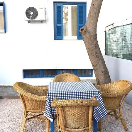 Rhodes Town Garden Apartman *